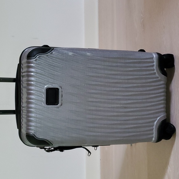 Tumi Latitude International Carry-On Spinner Luggage in Silver - Picture 1 of 11